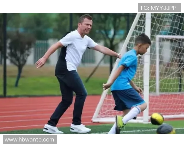 追逐梦想的绿茵传奇足球明星的成长与奋斗之路